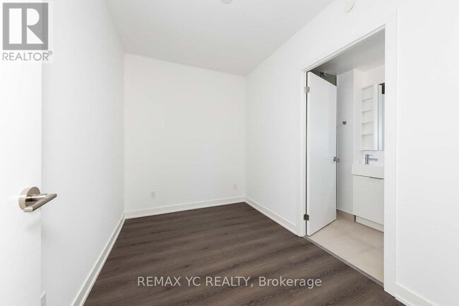 Photo du bâtiment - 8 Olympic Gdn Dr