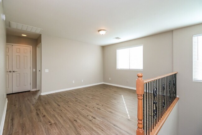 Building Photo - 11043 E Silver Springs Ave