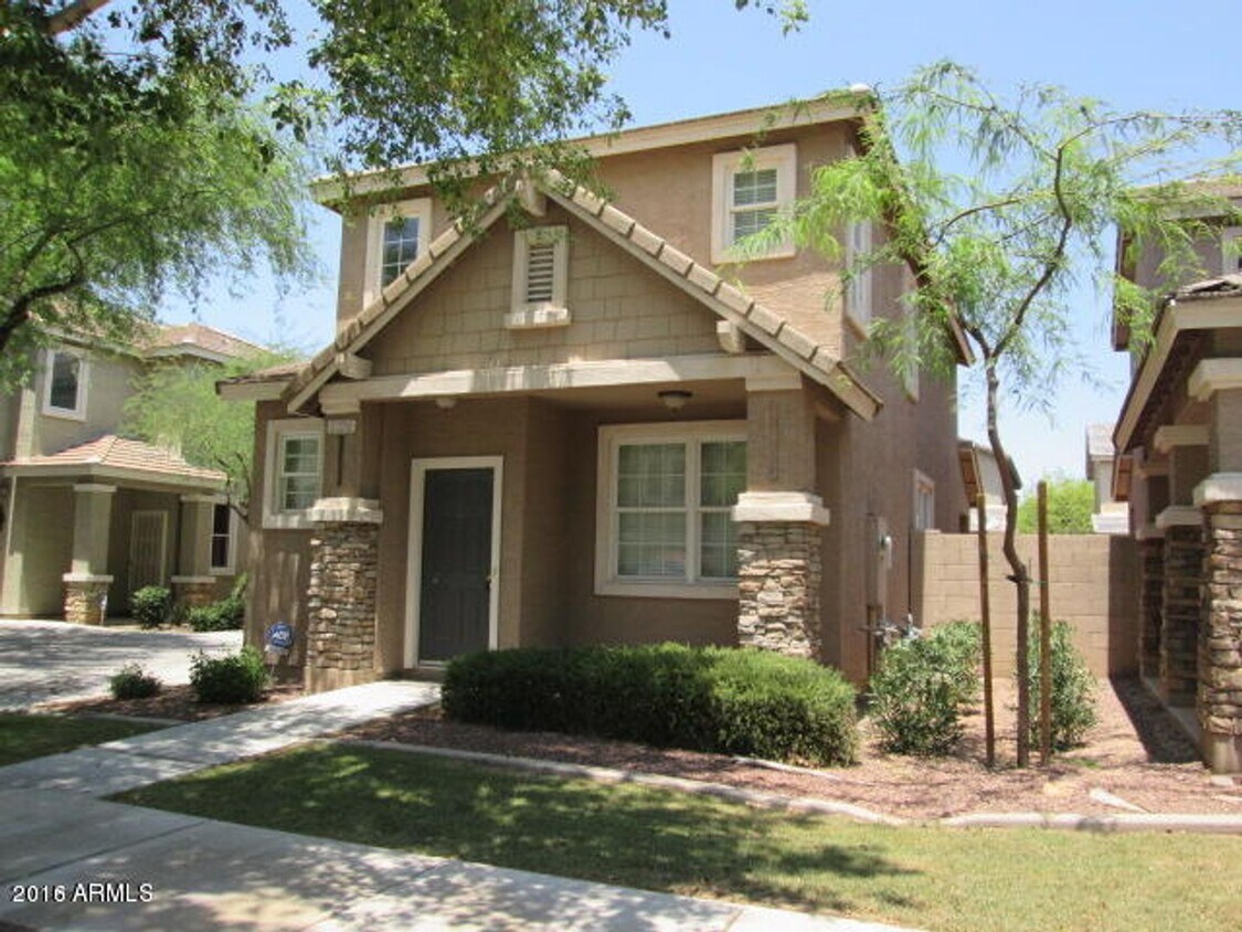 Primary Photo - Charming 3 bed home with loft and 2 car at...