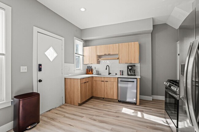 Foto del edificio - Rare Kenwood townhome, Across from Campus