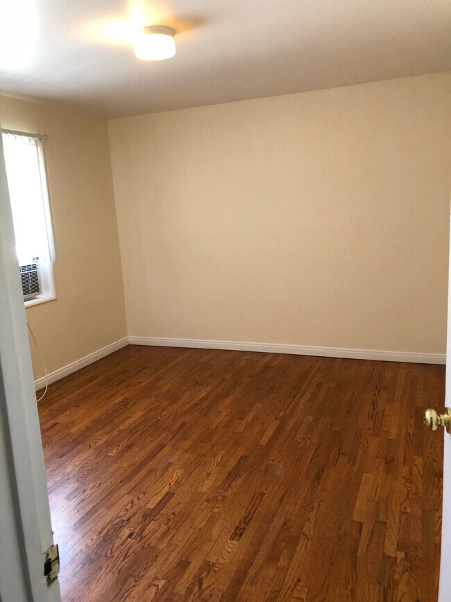 Foto del edificio - 6135-6145 Woodman Ave