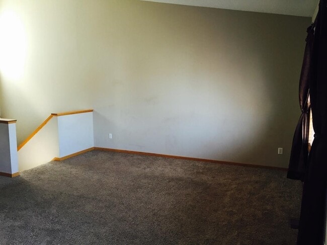 Building Photo - Very Spacious Townhome *3Bed*2Bath *Walkout *Open Floorplan*Available April 1st