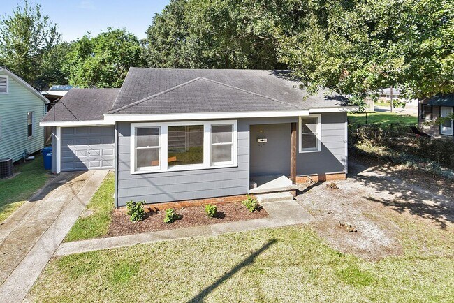 Building Photo - 3 Bed, 2 Bath Home in the Saint Streets!