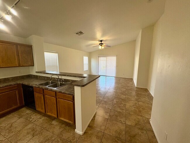 Foto del edificio - 7142 W Beverly Rd