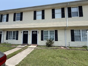 Building Photo - 1100 Pineland Ave