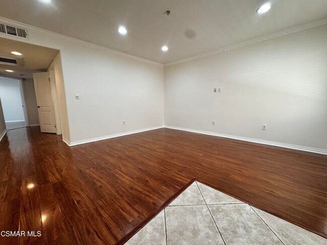 Building Photo - 13525 Vanowen St