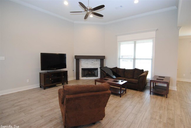 Building Photo - 9601 Cliffside Drive