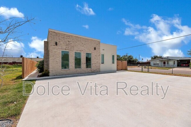 Building Photo - 1102 E McIntyre St