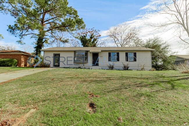 Building Photo - NOW OFFERING $250 OFF FIRST FULL MONTH IF ...