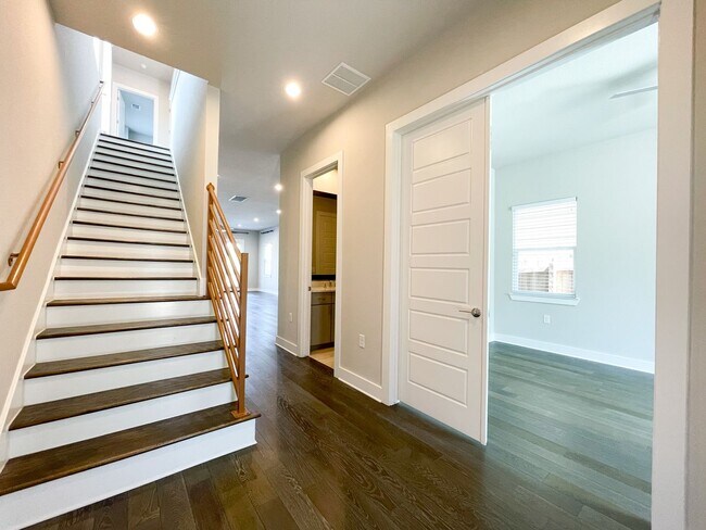 Foto del edificio - Modern 3 Bedroom /3 Bathroom at Trinity Cr...