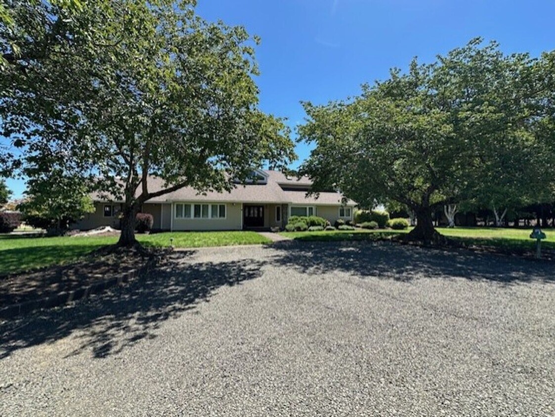 Foto principal - Custom Gated 4BR Rural Home – Scenic Views...