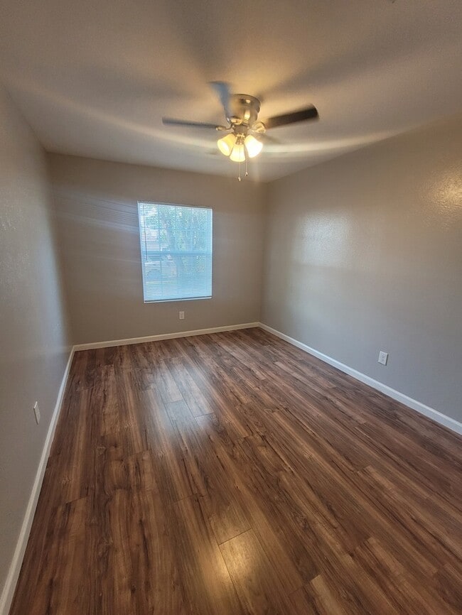Foto del edificio - 3 bed 1 bath with 1 car garage!