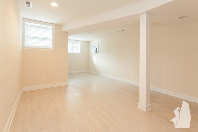 Building Photo - 3709 N Wilton Ave