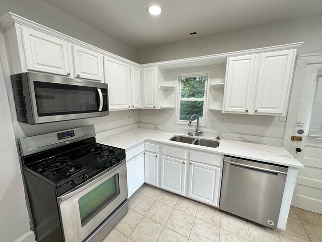 Building Photo - Redbud Alley 123-125 YBR