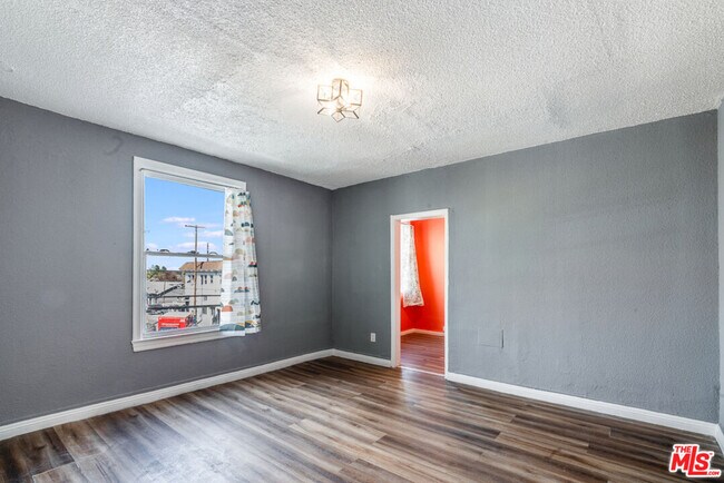 Foto del edificio - 256 W Florence Ave