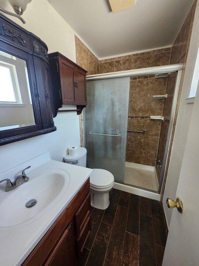 Foto del edificio - Spacious 4-Bedroom Home for Rent in Peacef...