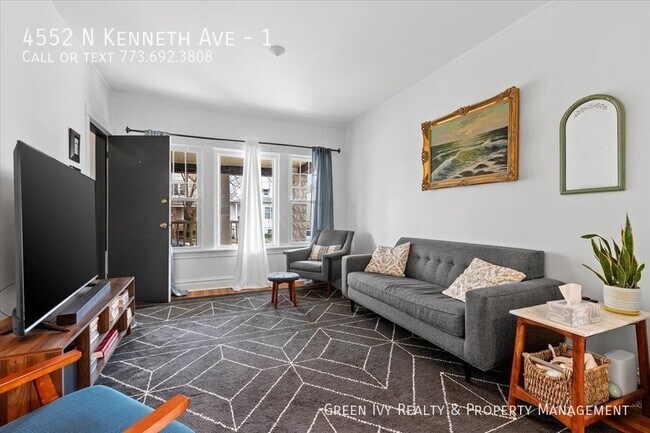 Building Photo - Spacious 3 Bed/ 2 Bath Duplex with Garage ...