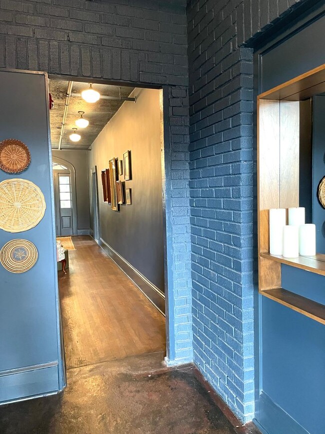 Building Photo - Renovated Historic One Bedroom Apartment D...
