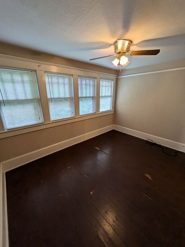 Building Photo - 2BD/1BA Second Floor Unit in Hickory