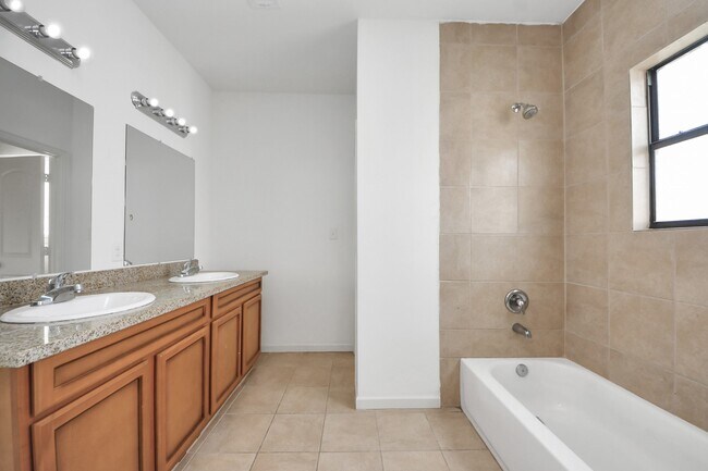 Building Photo - 4335 Oak Ridge Dr