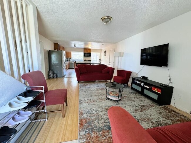 Foto del edificio - 1724 Luxton St