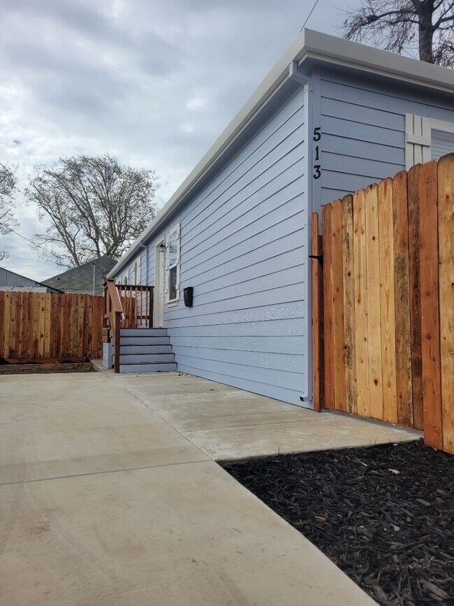 Foto del edificio - Available now! 2 bed/2 bath Close to Downtown Lodi