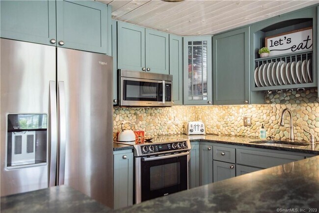 Building Photo - 11 Cove St