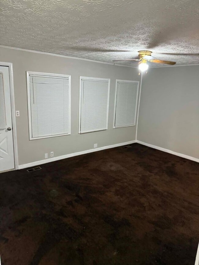 Building Photo - Oak Ridge 37830 - 2 bedroom 1 bath apartment - Contact Lisa Vineyard or Shannon Russell (865) 216...