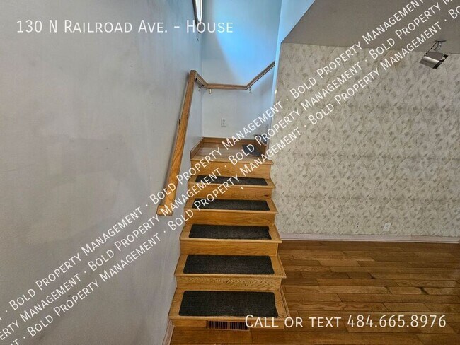 Foto del edificio - 130 N Railroad St