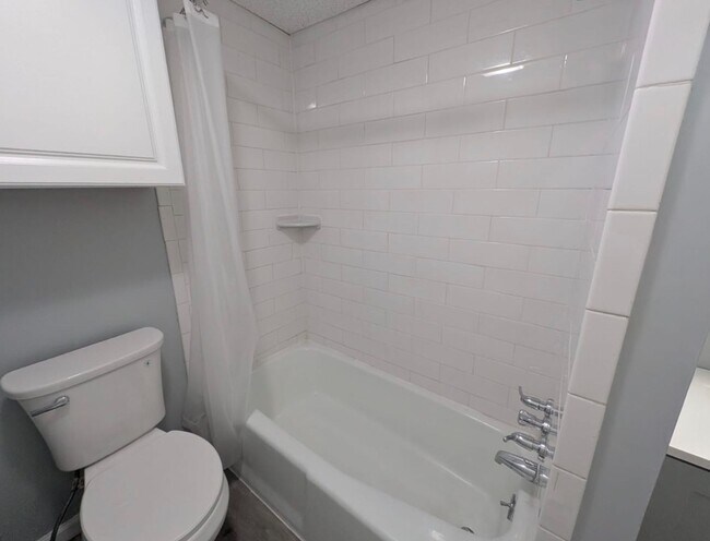 Foto del edificio - Live Comfortably in Troy – Renvated 1-Bedr...