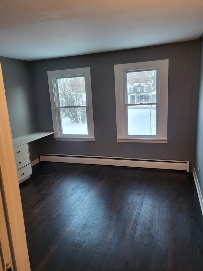 Building Photo - 107 Meadow St