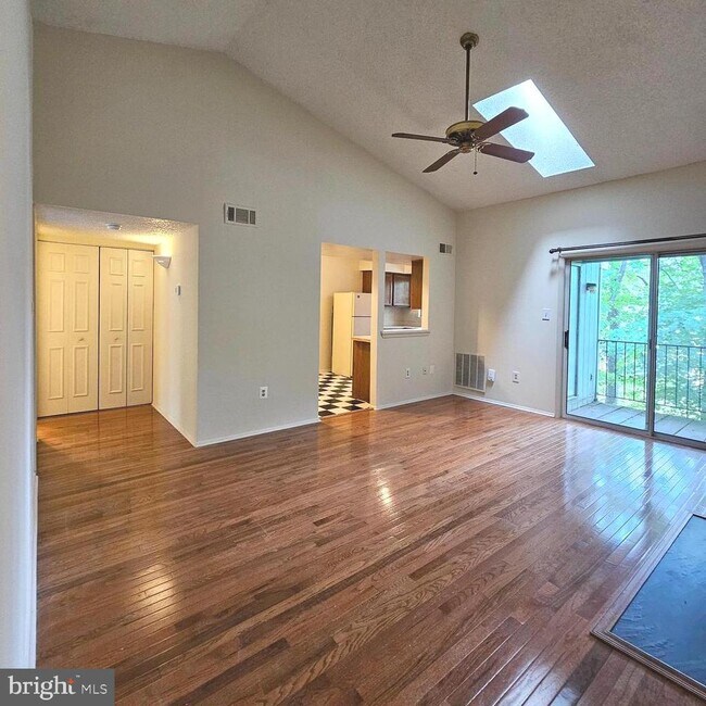 Foto del edificio - 7754 New Providence Dr