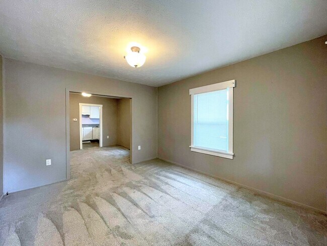 Building Photo - Nice 2 Bedroom 1 Bath Home