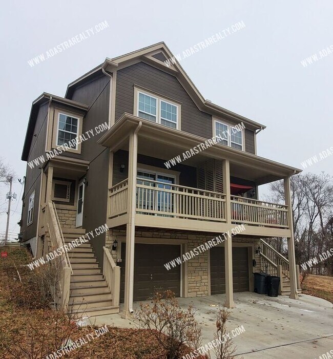 Foto del edificio - Beautiful Updated Townhome in Downtown KCK-Coming SOON!!