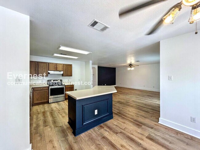 Building Photo - 1401 Balsam Way