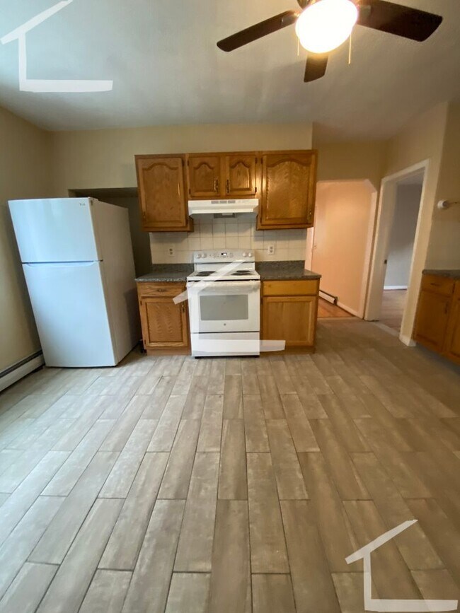 Foto del edificio - Huge 2nd floor recently renovated unit