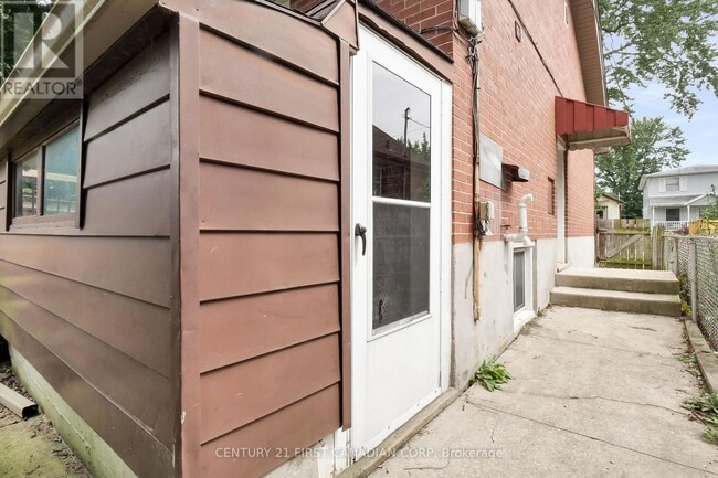 Building Photo - 454 Salisbury St
