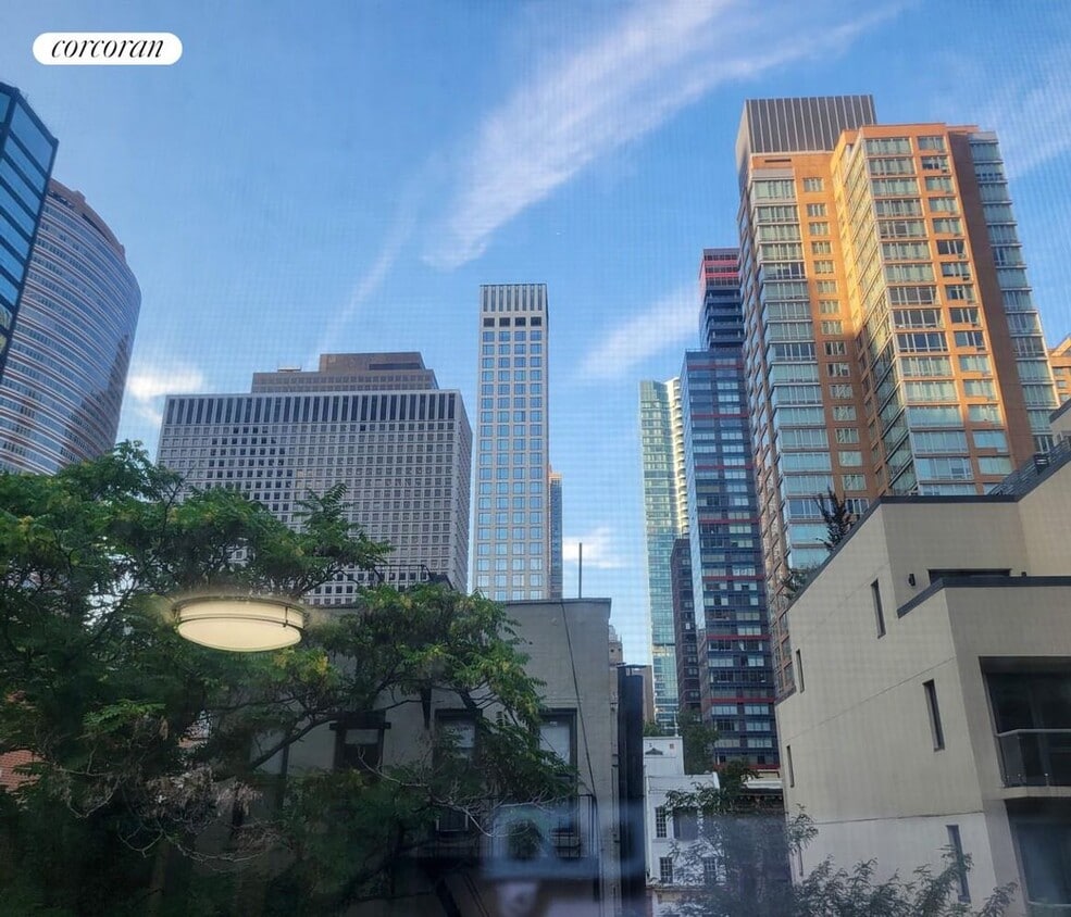 Foto principal - 239 E 51st St