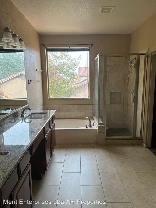 Foto del edificio - 5 br, 3 bath House - 5415 W BUFFALO ST
