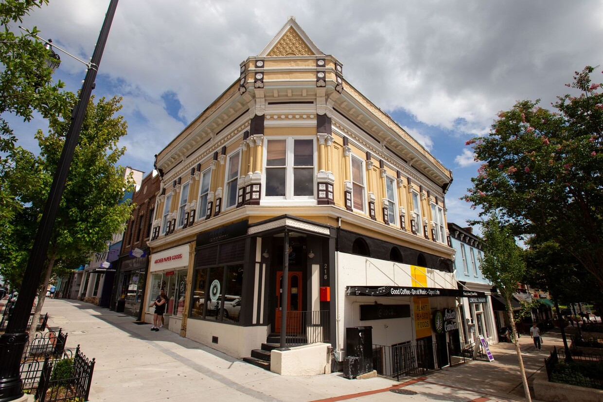 Primary Photo - Luxury One Bedroom On College Avenue