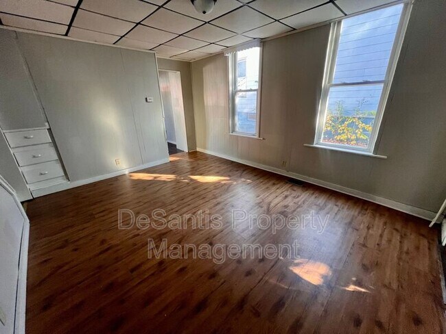 Foto del edificio - 218 E Division St