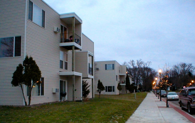 Building Photo - 141 Birch St N