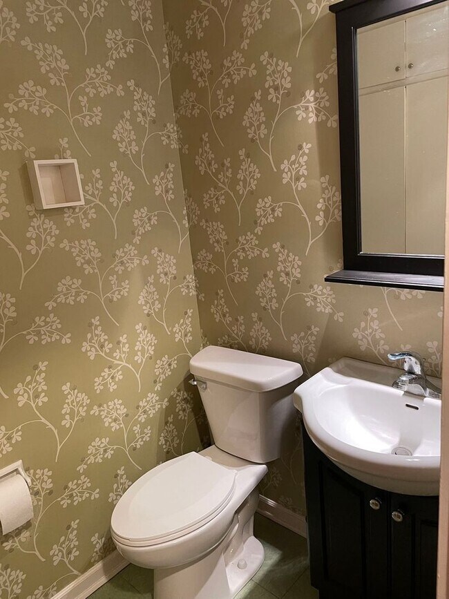 Foto del edificio - Basement Apartment ... ALL UTILITIES INCLUDED, INCLUDING WIFI!!