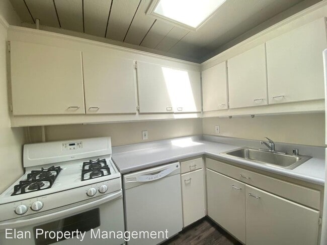 Building Photo - 655 Lynwood Ave