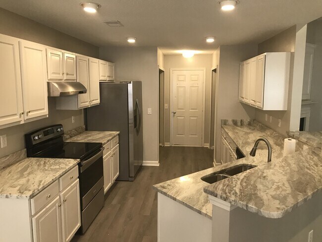 Foto del edificio - 220 Lake Linden Dr