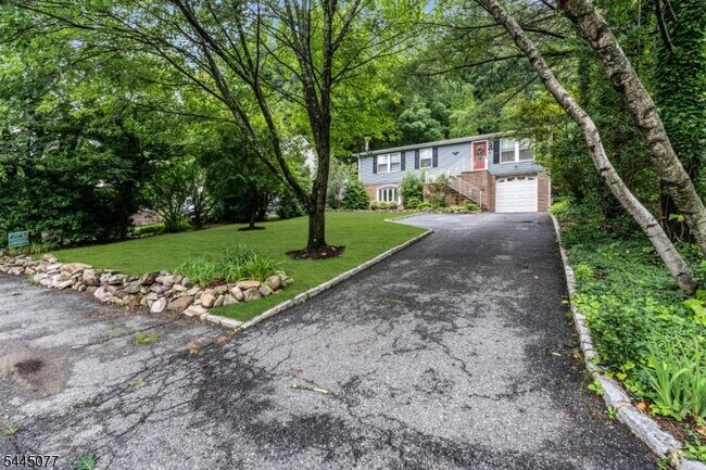 Building Photo - 76 Valley View Dr