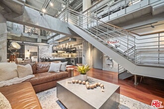 Building Photo - 330 W 11th St