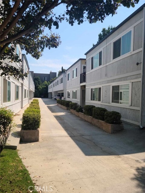Building Photo - 470 S Los Robles Ave