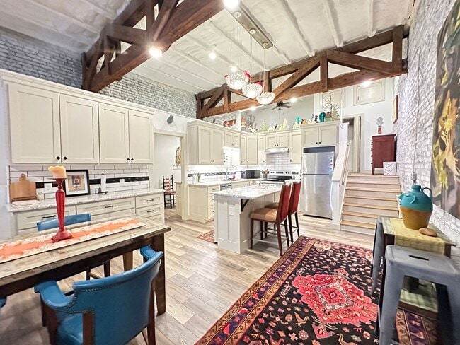 Foto del edificio - Fully Furnished & All-Inclusive Loft in Downtown South Boston – A True Show Stopper!