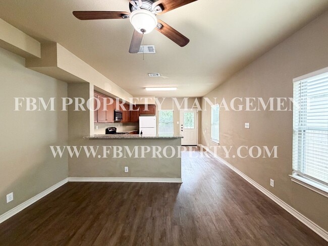 Building Photo - 472 Pecan Hollow St